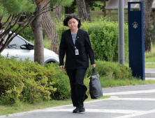 출근하는 임은정 동부지검장