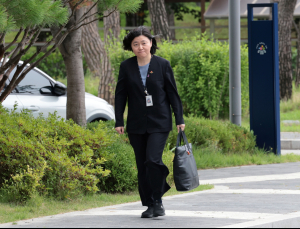 출근하는 임은정 동부지검장