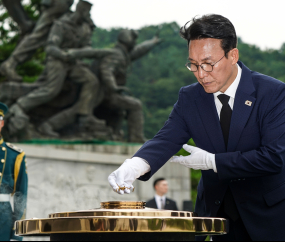 김민석 신임 국무총리‚ 국립서울현충원 참배 [쿠키포토]