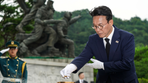 김민석 신임 국무총리‚ 국립서울현충원 참배 [쿠키포토]