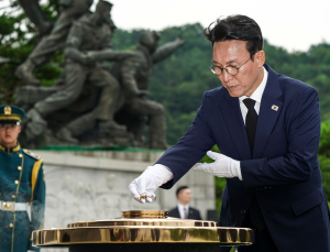 김민석 신임 국무총리‚ 국립서울현충원 참배 [쿠키포토]