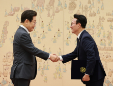 “잘 부탁드린다” 이 대통령, 김민석 국무총리에 임명장 수여