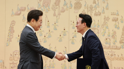“잘 부탁드린다” 이 대통령, 김민석 국무총리에 임명장 수여