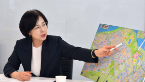 “고덕엔 기업을, 한강변엔 생태를”…이수희 강동구청장, 도시 재설계 본격화 [쿠키인터뷰]