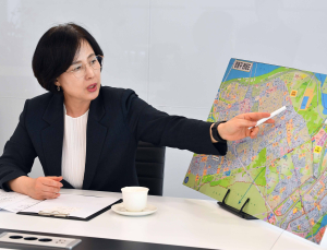 “고덕엔 기업을, 한강변엔 생태를”…이수희 강동구청장, 도시 재설계 본격화 [쿠키인터뷰]