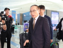 위성락 “한·미 중요한 국면…통상·안보 협의 위해 출국”