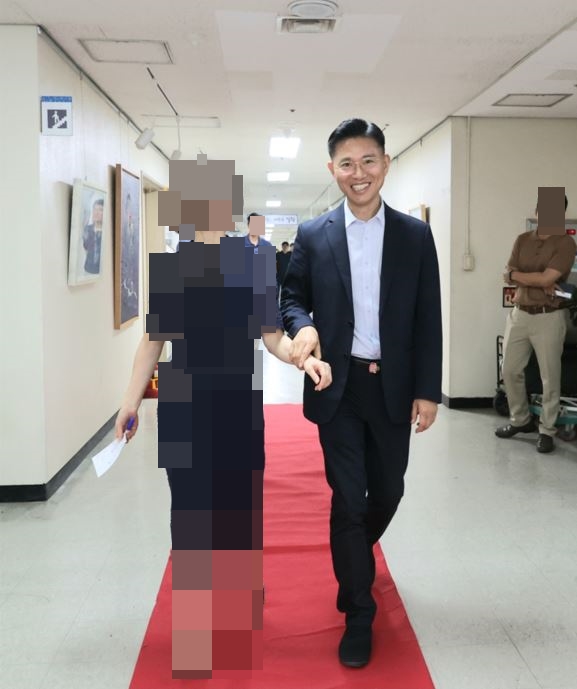 “영화제 시상식이냐” 레드카펫 밟은 신임 안양부시장...과도한 의전 논란