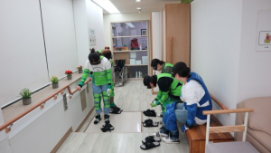 장학생이 키오스크 선생님…서울장학재단, 어르신과 디지털 동행