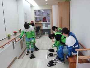 장학생이 키오스크 선생님…서울장학재단, 어르신과 디지털 동행