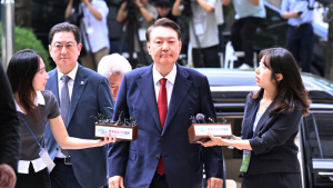 윤석열, 4개월 만에 또 구속 기로…취재진 질문엔 ‘묵묵부답’