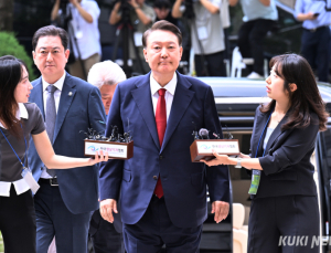 윤석열, 4개월 만에 또 구속 기로…취재진 질문엔 ‘묵묵부답’