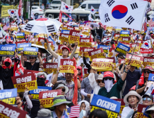 ‘尹 영장심사’에 법원 앞 모인 지지자들…욕설·비방에 기동대 제지도
