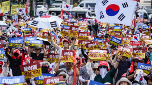 ‘尹 영장심사’에 법원 앞 모인 지지자들…욕설·비방에 기동대 제지도