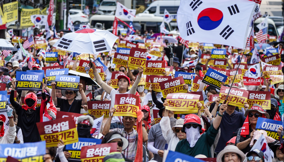 ‘尹 영장심사’에 법원 앞 모인 지지자들…욕설·비방에 기동대 제지도