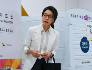 특검, 김건희 ‘집사 게이트’ 수사 착수…여권 무효화 조치