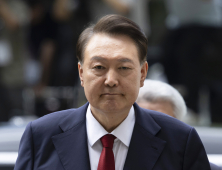 구속심사 들어간 尹…5개 혐의 놓고 양측 대립 ‘팽팽’
