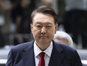 구속심사 들어간 尹…5개 혐의 놓고 양측 대립 ‘팽팽’