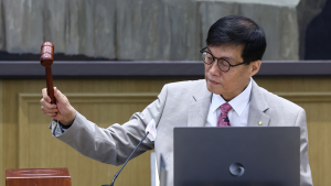 금통위 주재하는 이창용 한국은행 총재 [쿠키포토]
