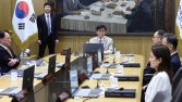 한은 기준금리 동결…“가계빚 우려 여전, 성장부진 완화”