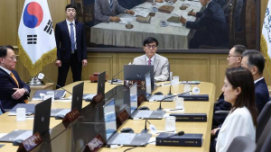 한은 기준금리 동결…“가계빚 우려 여전, 성장부진 완화”