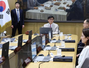 한은 기준금리 동결…“가계빚 우려 여전, 성장부진 완화”
