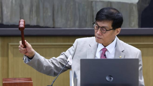 한은, 李정부와 ‘부동산 잡기’ 공조…금리 인하 속도조절