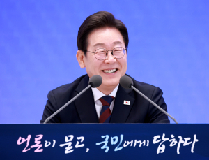 李대통령 국정 지지 65%…50대·호남 ‘압도’, 중도층도 68% 호응