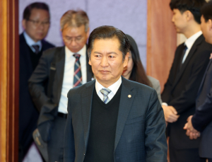 ‘당대표 후보 등록’ 정청래 “투쟁력으로 3대 개혁 전광석화처럼 완성”