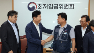 내년 최저임금, 290원 오른 1만320원…17년만에 노사공 합의로 결정