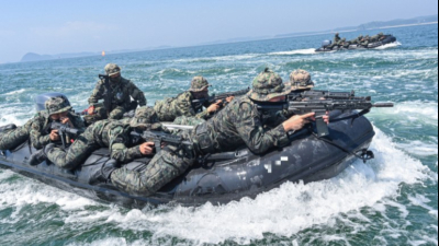 육군 특수전사령부, 폭염 속 해상침투훈련 실시
