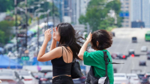폭염 ‘버티기’가 기본값인 한국…외국은 어떻게 보호하나 [폭염, 일터를 덮치다⓷]