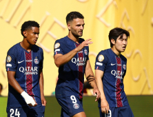 우승 못한 PSG 루이스 엔리케 감독, 손으로 첼시 페드루 목 가격…양 팀 ‘난투극’
