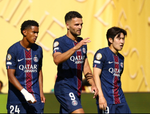 우승 못한 PSG 루이스 엔리케 감독, 손으로 첼시 페드루 목 가격…양 팀 ‘난투극’