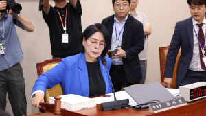 국힘 ‘최민희 독재 OUT' 피켓에…과기정통부 장관 인사청문회 시작부터 파행