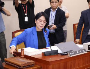 국힘 ‘최민희 독재 OUT' 피켓에…과기정통부 장관 인사청문회 시작부터 파행
