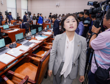 강선우 청문회‚ 14분 만에 정회…‘갑질왕 피켓’ 두고 신경전