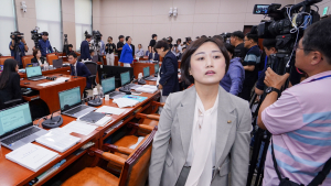 강선우 청문회‚ 14분 만에 정회…‘갑질왕 피켓’ 두고 신경전