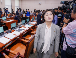 강선우 청문회‚ 14분 만에 정회…‘갑질왕 피켓’ 두고 신경전