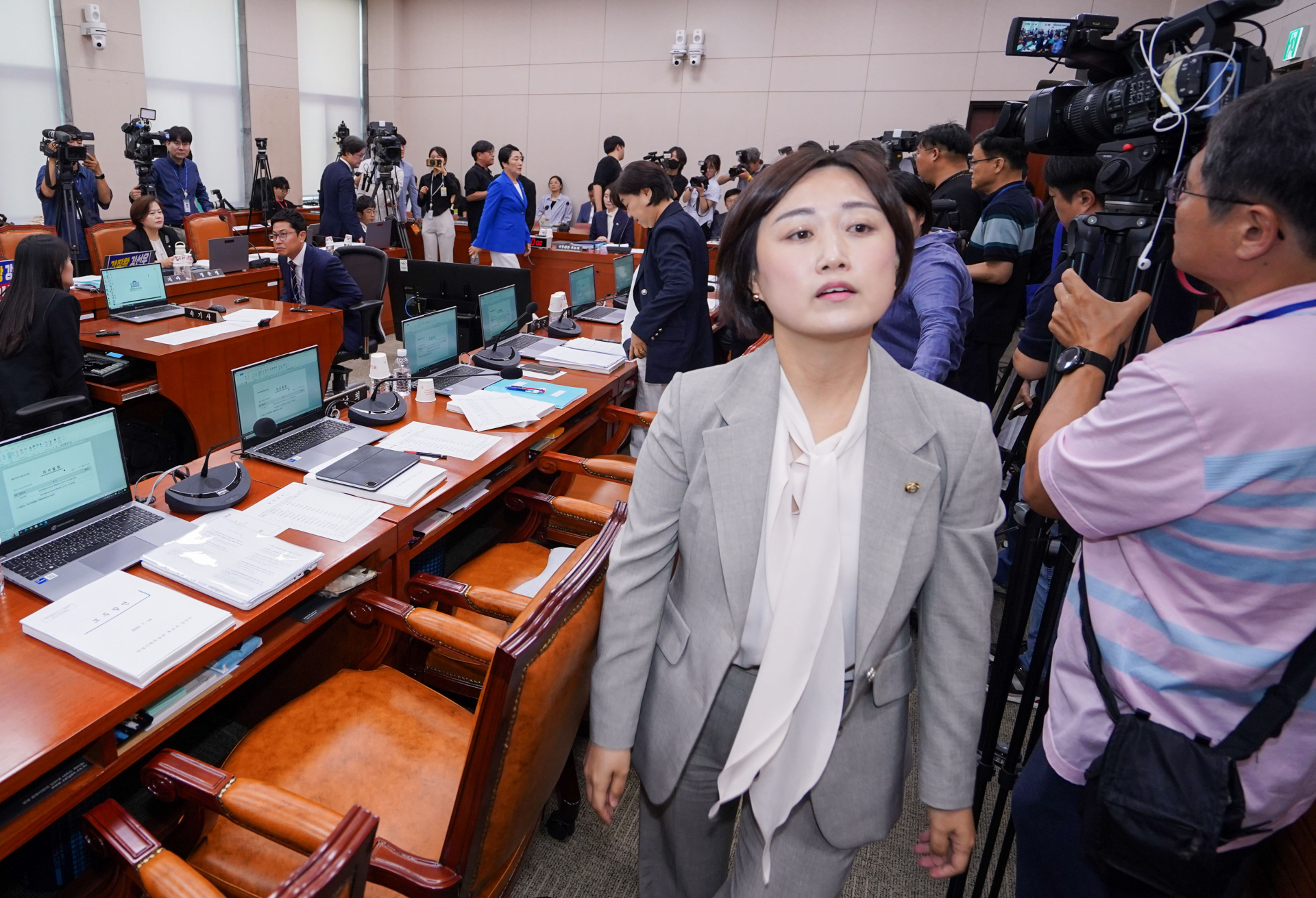 강선우 청문회‚ 14분 만에 정회…‘갑질왕 피켓’ 두고 신경전