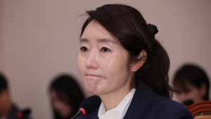 눈시울 붉힌 강선우…여야 고성에 청문회 13분만에 파행 빚기도
