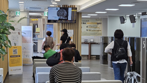 “은행 볼 일 없어도 들어오세요”…도심 속 무더위 쉼터