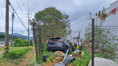 강릉서 60대 여성 몰던 SUV 물류창고 돌진…2명 부상