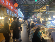 해지면 청계천 걷고, 광장시장 간다…서울의 밤, 달라진 외국인 여행 공식 [현장+]