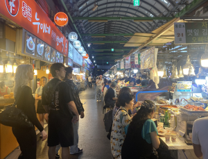 해지면 청계천 걷고, 광장시장 간다…서울의 밤, 달라진 외국인 여행 공식 [현장+]