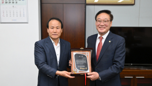 강진철 진주시의원, 근로자 임금반환대책위원회로부터 감사패 수여