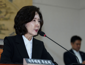 “표절 아냐” 고개 숙인 이진숙, 교육정책 질의엔 ‘침묵’