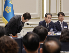 유족 앞 고개 숙인 李대통령 “있어야 할 자리 없었던 정부, 사죄”