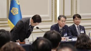 유족 앞 고개 숙인 李대통령 “있어야 할 자리 없었던 정부, 사죄”