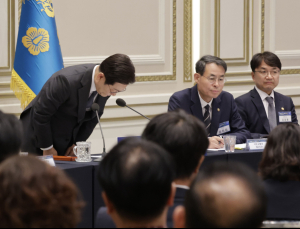 유족 앞 고개 숙인 李대통령 “있어야 할 자리 없었던 정부, 사죄”