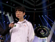 8강 진출…‘제우스’ 최우제 “우승하게 되면 매우 기쁠 것” [EWC]